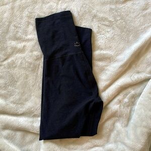 Beyond Yoga black spacedye maternity leggings | size large